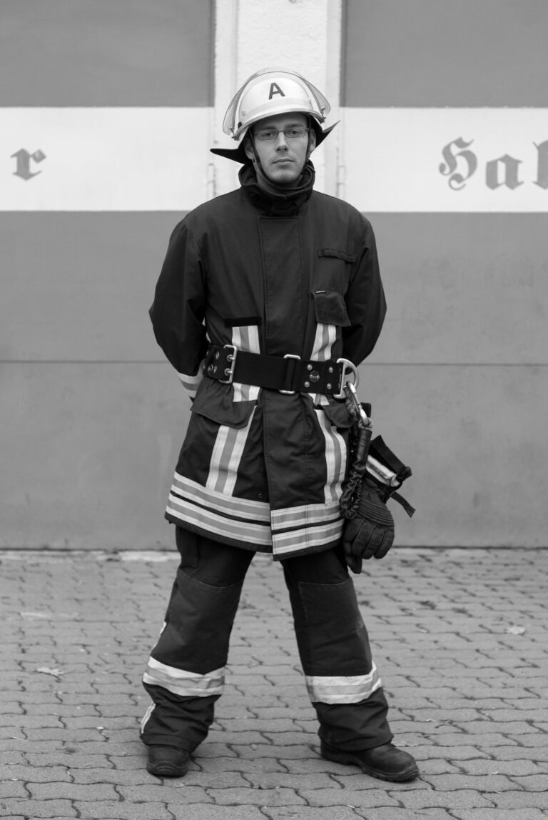 Mitglied einer Freiwilligen Feuerwehr / Member of a Volunteer Fire Brigade, 2013