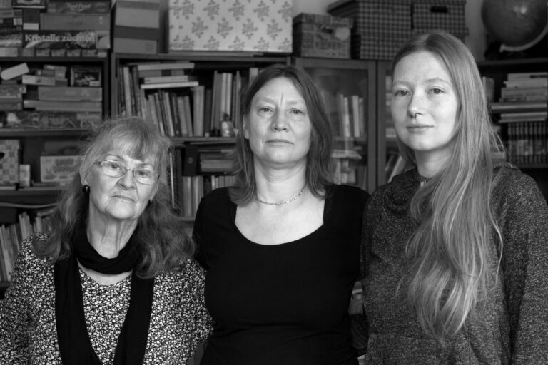 Großmutter, Mutter und Enkelin / Grandmother, Mother and Granddaughter, 2016