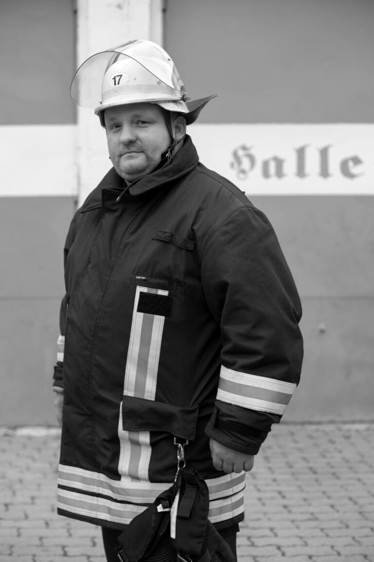 Mitglied einer Freiwilligen Feuerwehr / Member of a Volunteer Fire Brigade, 2013