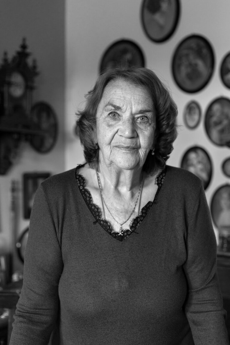 Antiquitätenhändlerin im Ruhestand / Retired antique dealer, 2025