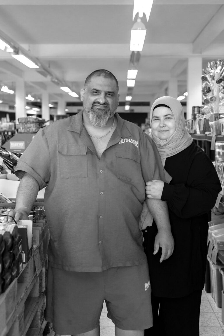 Inhaberpaar eines Einzelhandelsgeschäfts / Owner Couple of a Retail Store, 2025