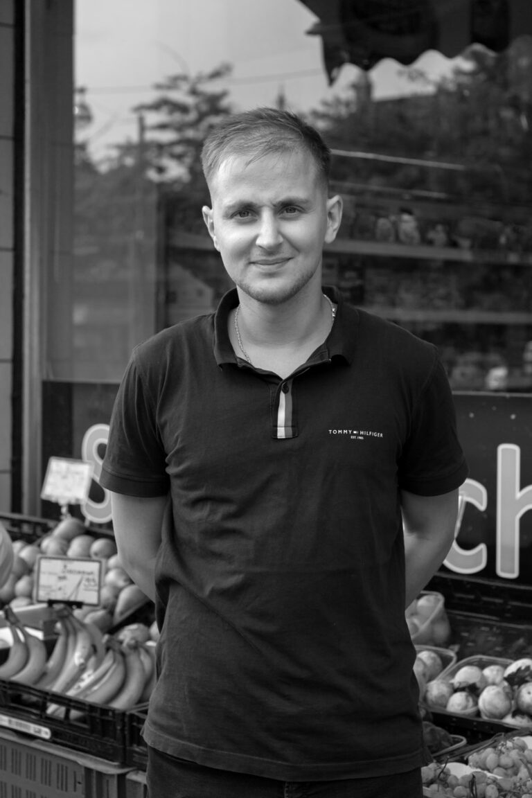 Mitarbeiter eines Lebensmittelgeschäftes / Grocery Store Employee, 2025